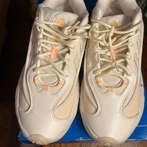 WOMEN'S OZNOVA ADIDAS - SIZE 8.5